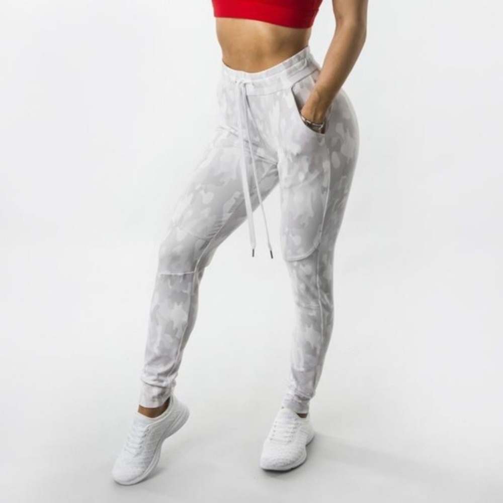 Buff bunny Snow White camo joggers Medium